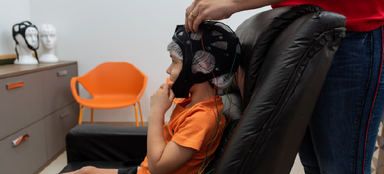 Neuromodulação/Neurofeedback Estimulação neurológica não invasiva para crianças com Transtorno do Espectro Autista